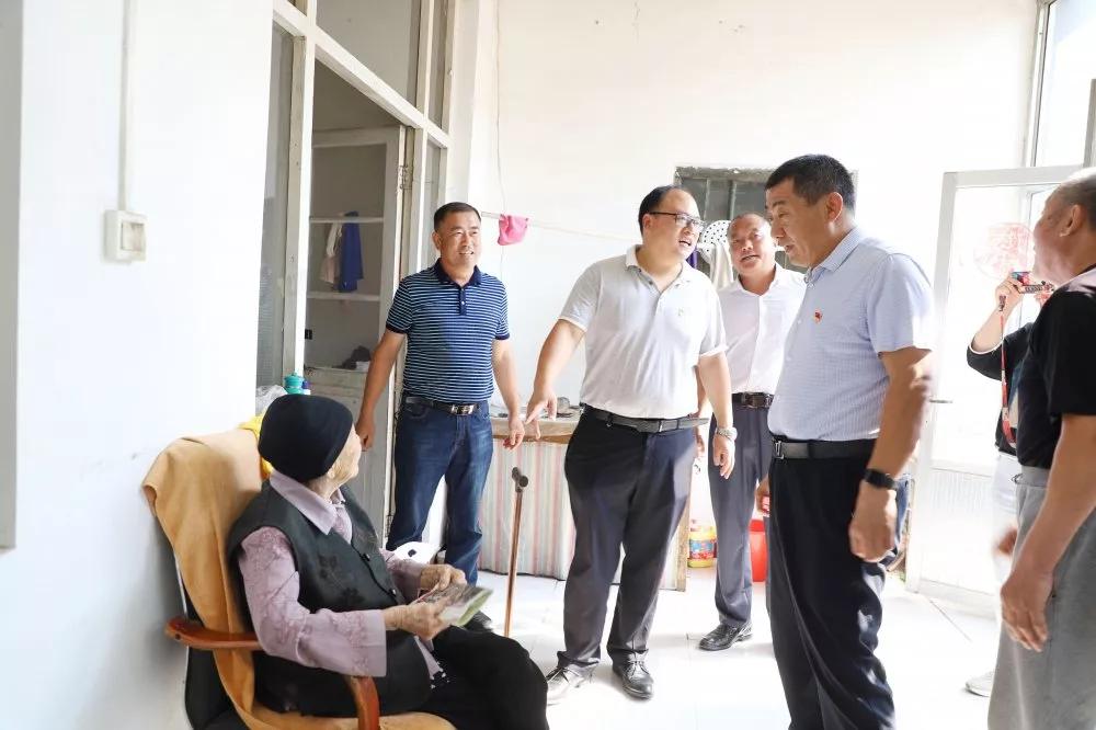 长田实业党支部书记张勇为老党员佩戴党徽 为老人送去祝福 长田实业党支部书记张勇为老党员佩戴党徽 为老人送去祝福