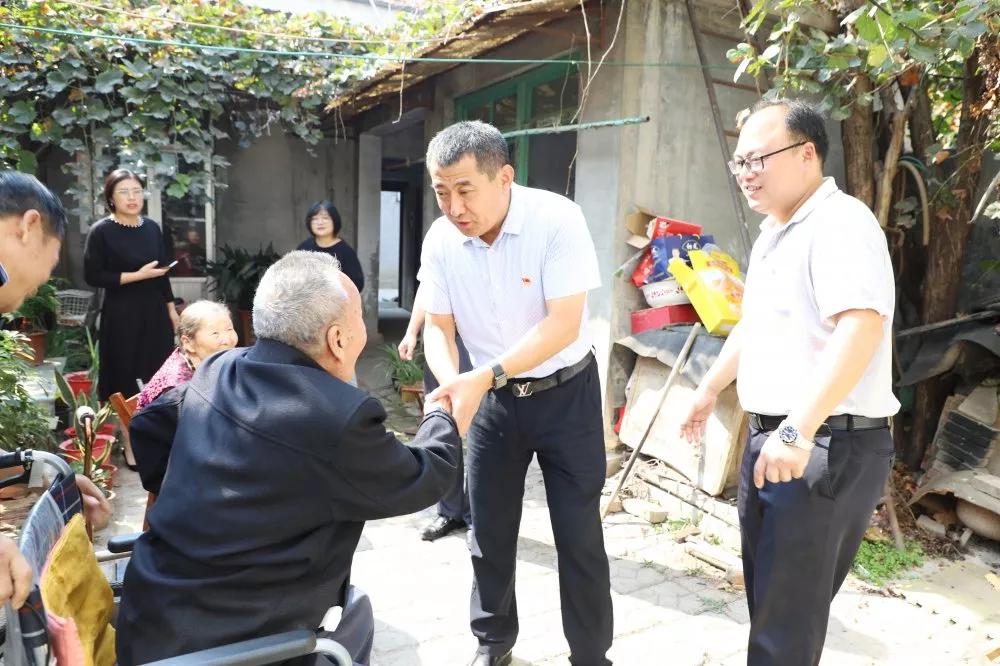 长田实业党支部书记张勇为老党员佩戴党徽 为老人送去祝福 长田实业党支部书记张勇为老党员佩戴党徽 为老人送去祝福