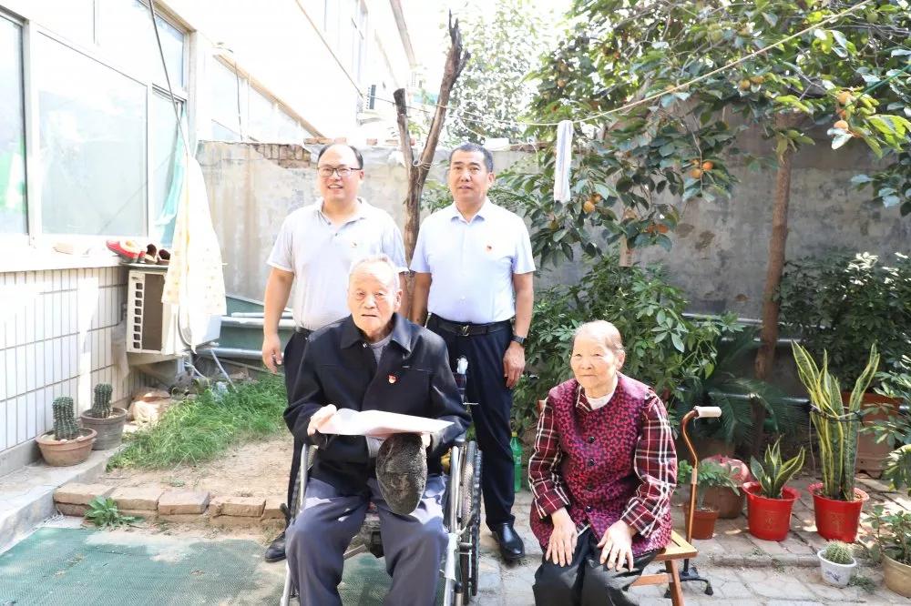 长田实业党支部书记张勇为老党员佩戴党徽 为老人送去祝福 长田实业党支部书记张勇为老党员佩戴党徽 为老人送去祝福