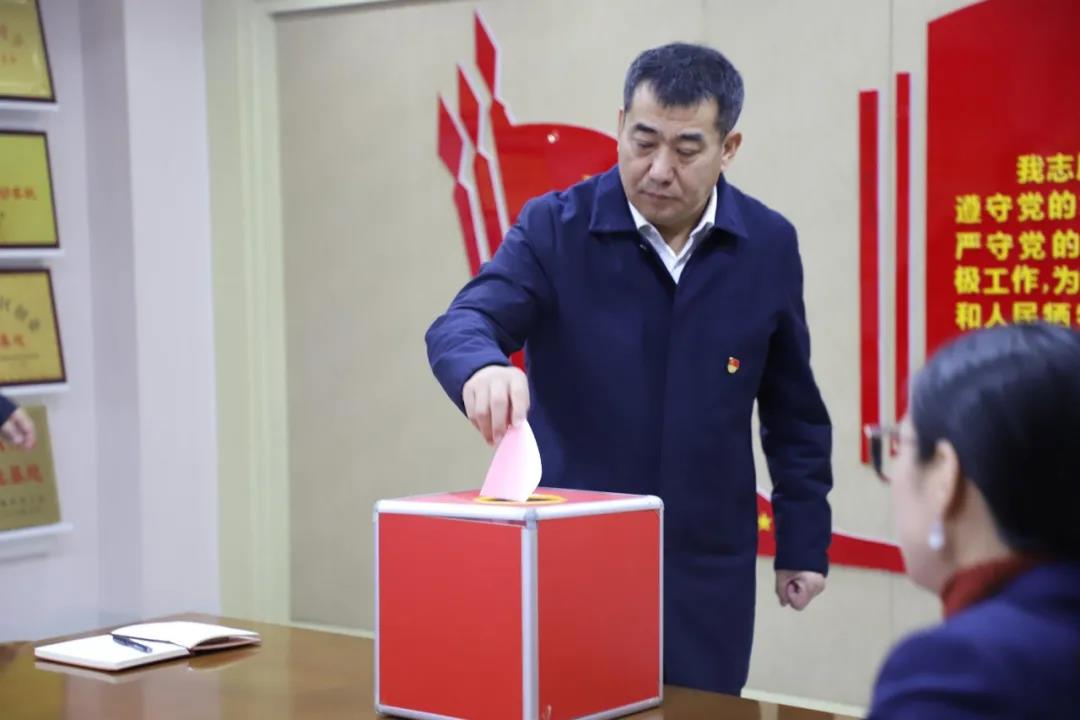 12月2日，长田实业党支部在党员会议室召开党员大会，讨论李少峰等3名预备党员转正事宜。济北开发区党建办李阳同志、赵亚中同志到会指导。长田实业党员、预备党员参加会议，党支部书记张勇主持会议。  