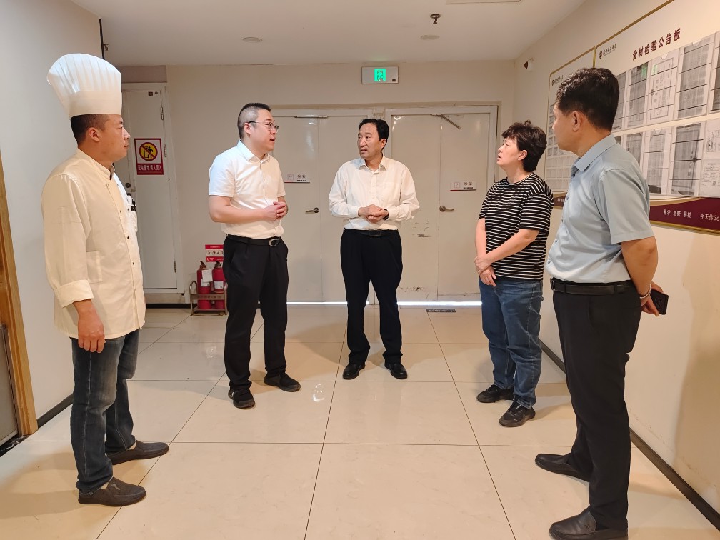【长田动态】济南市公用事业发展中心主任齐丽霞莅临华百广场视察节日安全工作